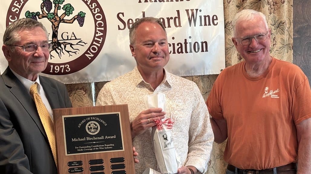 Warren Richard Accepts Award on Behalf of Virginia Wine Time Blog